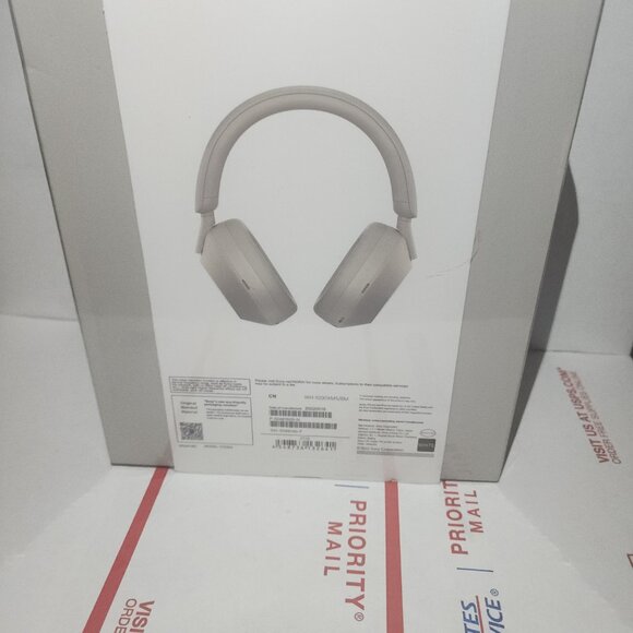SONY (WH-1000XM5) headset With the plastic still wrapped around it no scratches - Picture 2 of 4